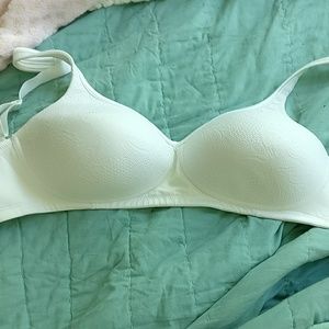 Vanity Fair 36C wirefree white bra